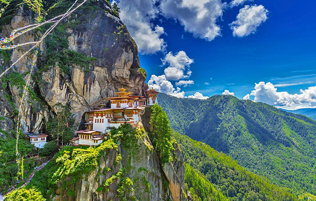 Vương quốc Bhutan: Bhutan được bao quanh bởi d&atilde;y Himalaya, T&acirc;y Tạng v&agrave; một phần của Ấn Độ. Đ&acirc;y l&agrave; một quốc gia c&oacute; n&uacute;i dốc, thung lũng xanh v&agrave; s&ocirc;ng chảy xiết, đồng thời c&oacute;&nbsp;ngọn n&uacute;i cao nhất thế giới -&nbsp;Gangkhar Puensum, cao 7.570m.
