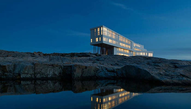 Fogo Island Inn ở Canada: Fogo Island Inn l&agrave; một trong những nơi đắt đỏ nhất cho kỳ nghỉ của bạn. Du kh&aacute;ch c&oacute; thể đến đ&acirc;y bằng trực thăng. Mọi người chắc chắn&nbsp;sẽ h&agrave;i l&ograve;ng bởi đ&acirc;y l&agrave; một trong những điểm đến tuyệt vời nhất ở Canada.