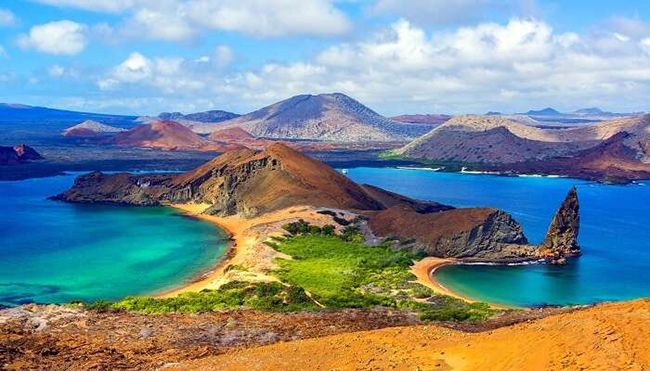 Quần đảo Galapagos ở Ecuador: Quần đảo Galapagos thực sự l&agrave; một điểm đến th&uacute; vị cho những người y&ecirc;u thi&ecirc;n nhi&ecirc;n v&agrave; xứ sở thần ti&ecirc;n đầy m&ecirc; hoặc n&agrave;y l&agrave; nơi sinh sống của v&ocirc; số lo&agrave;i chim, cự đ&agrave;, r&ugrave;a khổng lồ v&agrave; chim c&aacute;nh cụt.&nbsp;