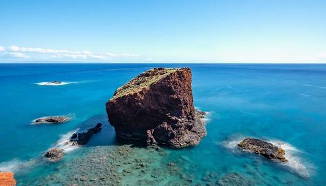 Đảo Lanai ở Hawaii: Đảo Lanai kh&aacute; nổi tiếng tr&ecirc;n to&agrave;n thế giới v&igrave; n&oacute; l&agrave; h&ograve;n đảo lớn thứ 6 ở Hawaii. Đến đ&acirc;y, bạn c&oacute; thể mua sắm từ c&aacute;c cửa h&agrave;ng nổi tiếng hoặc đến thăm vịnh Hulopoe tuyệt diệu.&nbsp;