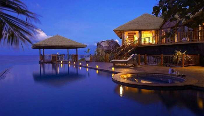 Đảo Fregate ở Seychelles: Đảo Fregate kh&ocirc;ng chỉ l&agrave; một trong những h&ograve;n đảo đắt đỏ nhất thế giới bởi vẻ đẹp đặc biệt m&agrave; c&ograve;n bởi n&oacute; c&oacute; c&aacute;c khu nghỉ dưỡng sang trọng ri&ecirc;ng, 7 b&atilde;i biển tuyệt đẹp c&ugrave;ng v&ocirc; số c&aacute;c m&ocirc;n thể thao dưới nước như bơi lội, lặn với ống thở, v&agrave; lặn biển s&acirc;u...