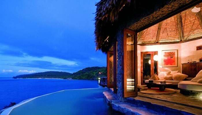 Đảo Laucala ở Fiji: H&ograve;n đảo n&agrave;y c&oacute; những b&atilde;i biển rợp b&oacute;ng cọ v&agrave; rạn san h&ocirc; c&ugrave;ng đầm ph&aacute; trong vắt rất thu h&uacute;t du kh&aacute;ch. Đảo Laucala l&agrave; một trong những h&ograve;n đảo tư nh&acirc;n xa xỉ&nbsp;rất được giới "rich kids" ưa chuộng.