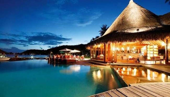 Đảo Bora Bora ở Polynesia, Ph&aacute;p: Đ&acirc;y l&agrave; một điểm nghỉ dưỡng trong mơ của du kh&aacute;ch. C&aacute;c bungalow tr&ecirc;n mặt nước v&agrave; c&aacute;c hoạt động thể thao dưới nước khiến nơi đ&acirc;y trở th&agrave;nh điểm đến thu h&uacute;t cả những người nổi tiếng như Nicole Kidman, Keith Urban, Vince Vaughan...