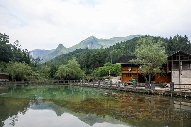 C&oacute; một ng&ocirc;i l&agrave;ng tọa lạc dưới ch&acirc;n n&uacute;i, khung cảnh thanh b&igrave;nh, người d&acirc;n sống nh&agrave;n nh&atilde;, được v&iacute; như thi&ecirc;n đường v&agrave;o xế chiều.