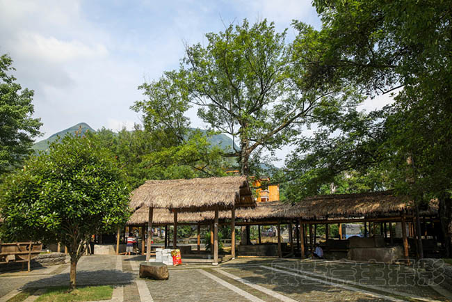 L&agrave;ng V&acirc;n X&aacute; c&oacute; lịch sử khoảng 600-700 năm, người d&acirc;n chủ yếu l&agrave;m nghề giấy, được xếp v&agrave;o danh s&aacute;ch di sản văn h&oacute;a phi vật thể.&nbsp;