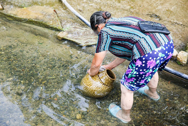 C&aacute;ch hồ Thần Long khoảng 30m l&agrave; một con suối nhỏ được điều khiển bằng &acirc;m thanh. Nghe c&oacute; vẻ kh&oacute; tin nhưng người d&acirc;n chỉ cần k&ecirc;u &ldquo;nước&rdquo; l&agrave; nước suổi sẽ tự động chảy ra ngay lập tức.