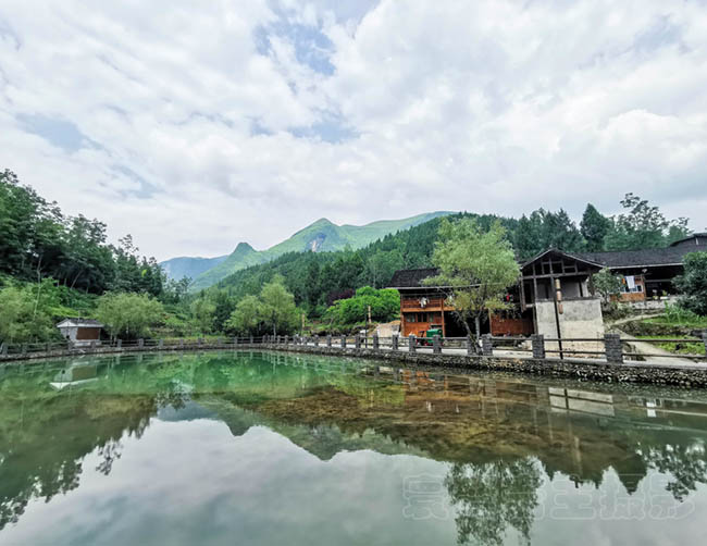 Hồ nước Thần Long nằm ở trung t&acirc;m ng&ocirc;i l&agrave;ng, l&agrave; nguồn sống của người d&acirc;n địa phương, tất cả hoạt động như ăn uống, tưới ti&ecirc;u đều dẫn nước từ đ&acirc;y. C&oacute; một điều th&uacute; vị l&agrave; Shenlongtan c&oacute; thể gi&uacute;p người d&acirc;n dự đo&aacute;n được thời tiết v&agrave; sự tăng giảm của mực nước.