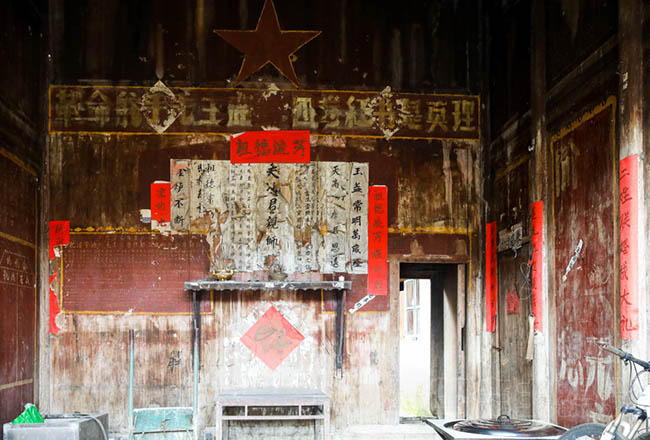 Trong l&agrave;ng vẫn c&ograve;n nhiều ng&ocirc;i nh&agrave; cổ, một số ng&ocirc;i nh&agrave; c&oacute; vẻ rất hoang sơ. Nếu c&oacute; thời gian, bạn c&oacute; thể tham quan nơi sinh sống của người Thổ Gia.