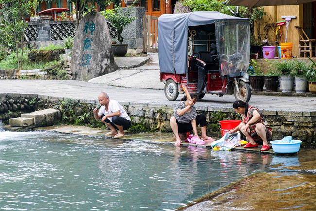 Cảnh sắc nơi n&agrave;y c&ugrave;ng với sự y&ecirc;n b&igrave;nh l&agrave; một trong những &ldquo;đặc sản&rdquo; thu h&uacute;t nhiều người th&agrave;nh phố t&igrave;m tới v&agrave;o những ng&agrave;y cuối tuần.