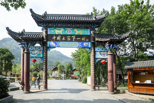 Ng&ocirc;i l&agrave;ng n&agrave;y c&oacute; t&ecirc;n l&agrave; V&acirc;n X&aacute;, ở tỉnh Qu&yacute; Ch&acirc;u, Trung Quốc.