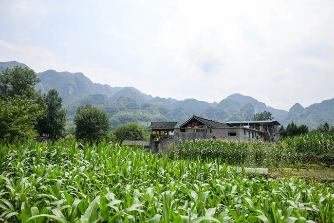 Ng&ocirc;i l&agrave;ng nằm trong khu thắng cảnh s&ocirc;ng Th&aacute;i B&igrave;nh, dưới ch&acirc;n n&uacute;i Phạn Tịnh, l&agrave; một trong những ng&ocirc;i l&agrave;ng truyền thống điển h&igrave;nh &iacute;t ỏi c&ograve;n s&oacute;t lại ở Trung Quốc.