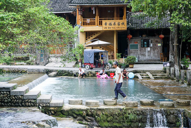 Tương truyền rằng, ng&ocirc;i l&agrave;ng nhỏ n&agrave;y từng l&agrave; nơi sinh sống của c&aacute;c vị thần, n&oacute; được bao quanh bởi s&ocirc;ng n&uacute;i tuyệt đẹp, nước suối trong vắt, kh&ocirc;ng ồn &agrave;o, kh&ocirc;ng &ocirc; nhiễm, giống như một thi&ecirc;n đường.