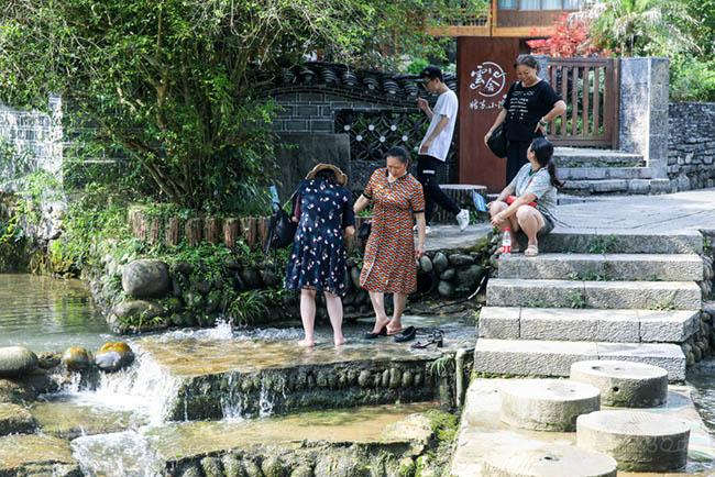 C&aacute;i t&ecirc;n V&acirc;n X&aacute; trong tiếng Thổ Gia c&oacute; nghĩa l&agrave; nơi khỉ uống nước. Trước đ&acirc;y, khỉ rừng rất th&iacute;ch uống nước ở nơi n&agrave;y.