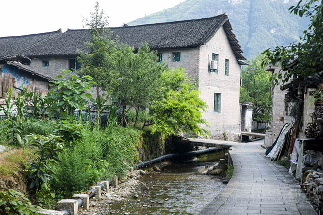 Ng&ocirc;i l&agrave;ng nằm trong một thung lũng, c&oacute; một con suối chảy giữa đường đi, b&ecirc;n ngo&agrave;i bao bọc bởi s&ocirc;ng Th&aacute;i B&igrave;nh.