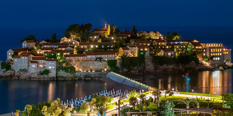1. Sveti Stefan l&agrave; h&ograve;n đảo đẹp m&ecirc; hồn của Montenegro nằm c&aacute;ch th&agrave;nh phố Budva kh&ocirc;ng xa về ph&iacute;a nam ở Montenegro (một quốc gia ở miền đ&ocirc;ng nam ch&acirc;u &Acirc;u).

