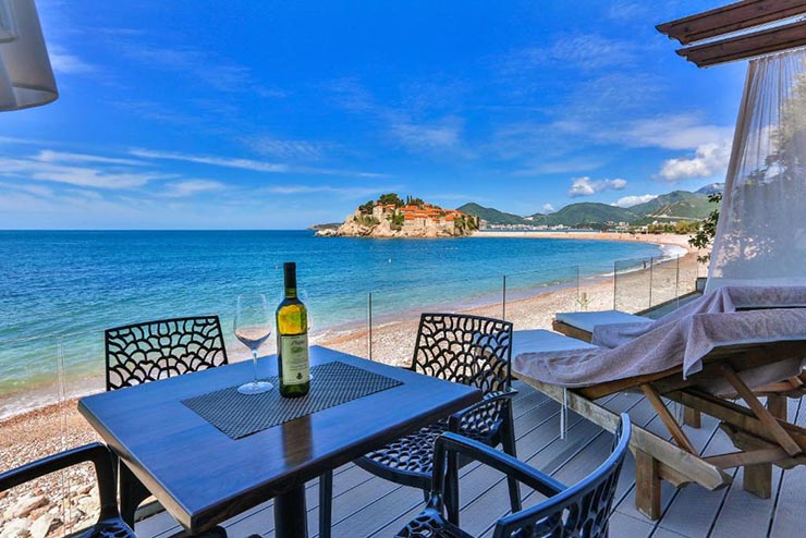 14. Sveti Stefan c&ograve;n đặc biệt nổi tiếng với l&agrave;ng ch&agrave;i c&ugrave;ng t&ecirc;n, đẹp như tranh với những ng&ocirc;i nh&agrave; từ thế kỷ thứ 15.&nbsp;
