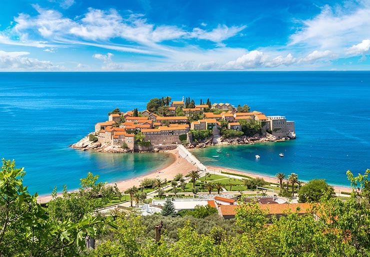 2. Nơi n&agrave;y được bao quanh bởi l&agrave;n nước xanh trong vắt của biển Adriatic.
