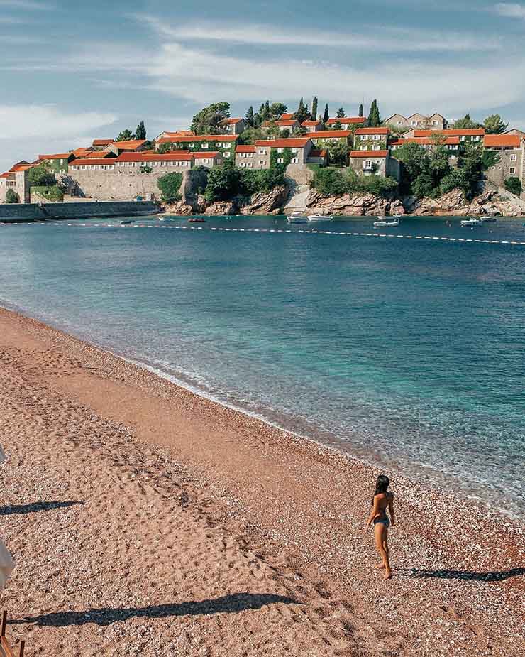 7. Ng&ocirc;i l&agrave;ng nhỏ thời trung cổ ở Sveti Stefan được gọi l&agrave; St Stephen, với n&eacute;t đặc trưng dễ nhận biết nhất l&agrave; những ng&ocirc;i nh&agrave; m&aacute;i ng&oacute;i bằng đất nung, những con ng&otilde; v&agrave; s&acirc;n vẫn giữ nguy&ecirc;n được vẻ đẹp cổ k&iacute;nh theo thời gian.
