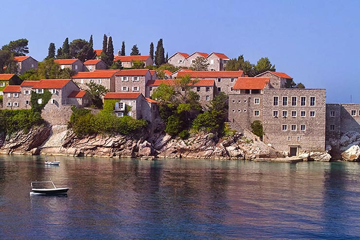 8. Sveti Stefan cũng l&agrave; t&ecirc;n của một thị trấn kh&aacute; mới, trước đ&acirc;y n&oacute; vốn l&agrave; nơi ở m&ugrave;a h&egrave; của Nữ ho&agrave;ng Maria nước Nam Tư.&nbsp;
