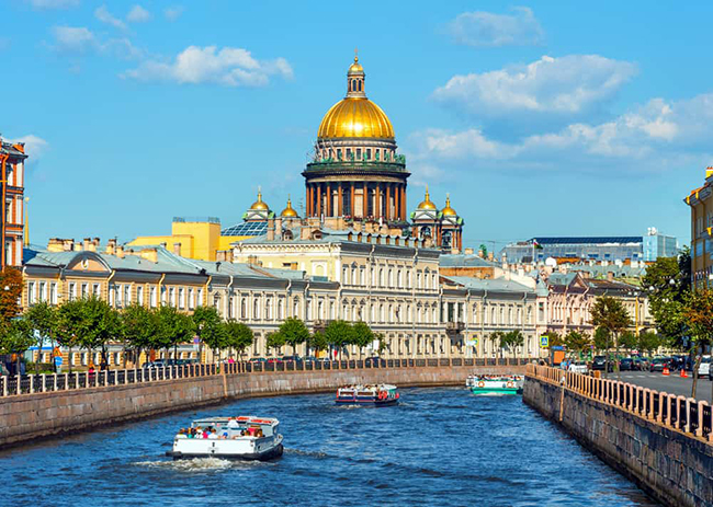 St.Petersburg - trung tâm văn hóa của Nga: Petersburg là một thành phố có lịch sử lâu đời với rất nhiều di tích mang tính biểu tượng, chẳng hạn như những nhà thờ cổ xinh đẹp với kiến trúc trang trí công phu tuyệt vời. Nơi đây cũng có nhiều viện bảo tàng và các cung điện vô cùng lộng lẫy.