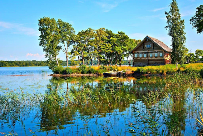 Nếu đến thăm Kizhi, bạn có thể đi dạo trong thị trấn được bảo tồn nguyên vẹn này và tìm hiểu về cuộc sống hằng ngày, tôn giáo, giải trí của các gia đình mộc mạc.