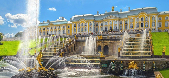 Cung điện Peterhof - một viên ngọc Nga: Đây là một công trình kiến trúc ấn tượng có từ năm 1714 khi Peter Đại đế của Nga bắt đầu xây dựng cung điện nổi tiếng của mình.