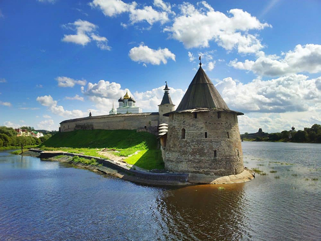 Pskov - thành phố lịch sử hấp dẫn: Pskov là một thành phố cổ cách biên giới Estonia không xa. Thành phố là một điểm đến tuyệt vời để du lịch ở Nga vì nơi đây đem tới nhiều trải nghiệm thú vị về kiến trúc lịch sử, đặc biệt là các nhà thờ và tu viện, nổi bật nhất là Pskov Krom.