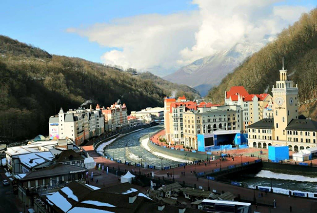 Sochi đã trở nên nổi tiếng trong Thế vận hội mùa đông 2014. Thành phố này nằm ở rìa Biển Đen, là nơi lý tưởng cho các môn thể thao mùa đông và mùa hè. Sochi là một lựa chọn tuyệt vời bởi quang cảnh và bãi biển tuyệt vời khiến nó trở thành một điểm đến không thể bỏ qua của Nga.