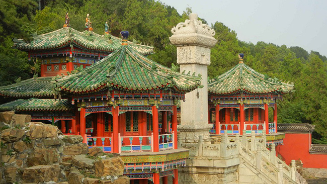 Nếu kh&ocirc;ng biết, khi đến đ&acirc;y lần đầu ti&ecirc;n, bạn sẽ nghĩ Di H&ograve;a Vi&ecirc;n&nbsp;l&agrave; thắng cảnh thi&ecirc;n nhi&ecirc;n nhưng thực chất kh&ocirc;ng phải vậy, tất cả đều do b&agrave;n tay con người tạo dựng n&ecirc;n.&nbsp;
