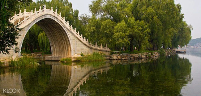 C&acirc;y cầu bằng đ&aacute; trắng nằm b&ecirc;n rặng liễu rủ l&agrave; một trong những khung cảnh l&atilde;ng mạn, &ecirc;m đềm của Di H&ograve;a Vi&ecirc;n.
