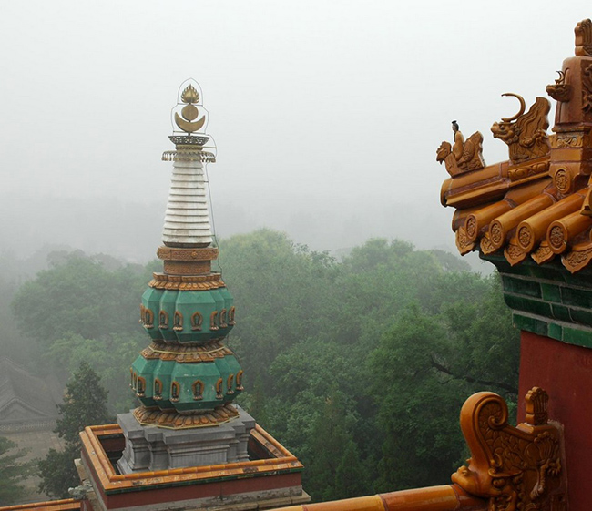Tr&ecirc;n đỉnh đồi Trường Sinh l&agrave; B&agrave;i V&acirc;n điện&nbsp;v&agrave; th&aacute;p Phật Hương cao&nbsp;9 tầng với tượng Qu&aacute;n Thế &Acirc;m ngh&igrave;n mắt ngh&igrave;n tay ở b&ecirc;n trong. Bạn c&oacute; thể ngắm nh&igrave;n to&agrave;n cảnh Di H&ograve;a Vi&ecirc;n từ tr&ecirc;n cao tại đ&acirc;y.
