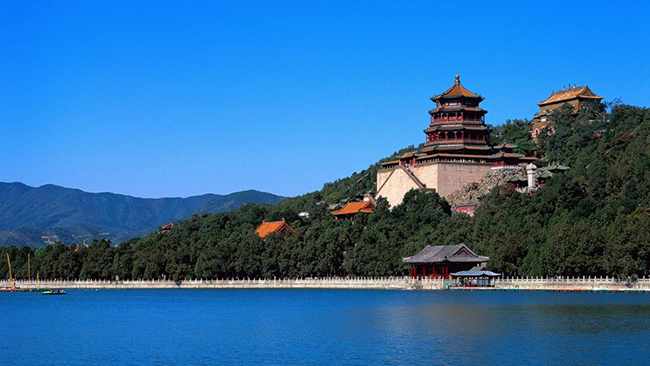 Hồ C&ocirc;n Minh c&oacute; diện t&iacute;ch rộng lớn l&ecirc;n đến 220 ha, chiếm 3/4 cung điện m&ugrave;a h&egrave; Bắc Kinh. Dọc theo bờ hồ l&agrave; h&agrave;nh lang d&agrave;i 728m được chia th&agrave;nh nhiều đoạn kh&aacute;c nhau. Nh&igrave;n từ tr&ecirc;n cao, hồ C&ocirc;n Minh c&oacute; h&igrave;nh d&aacute;ng như một quả đ&agrave;o lớn với cuống l&agrave; d&ograve;ng s&ocirc;ng cho nước chảy v&agrave;o hồ qua cửa t&acirc;y (T&acirc;y Đ&agrave;m).
