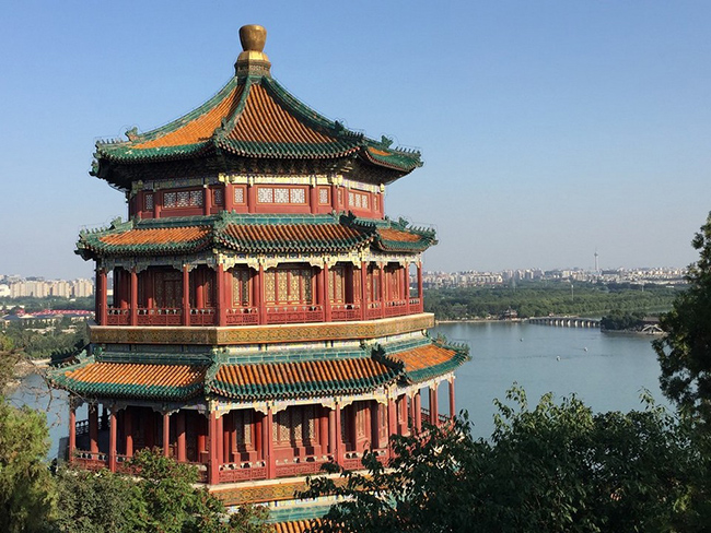 Với một quần thể rộng lớn bao gồm nhiều c&ocirc;ng tr&igrave;nh kiến ​​tr&uacute;c độc đ&aacute;o, c&aacute;c sảnh, b&aacute;i đường, cung điện&hellip;c&aacute;c c&ocirc;ng tr&igrave;nh ở đ&acirc;y chủ yếu được x&acirc;y dựng nhằm mục đ&iacute;ch thư gi&atilde;n, l&agrave; nơi giải tr&iacute; cho vua ch&uacute;a&nbsp;v&agrave; gia đ&igrave;nh ho&agrave;ng gia.&nbsp;
