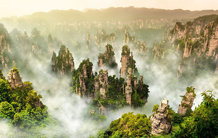 11. Dãy núi Tianzi ở Công viên rừng Quốc gia Trương Gia Giới, Trung Quốc có niên đại 300 năm tuổi. Những ngọn núi đá bị xói mòn với nhiều hình dạng khác nhau đã tạo cảm hứng cho cảnh quan Pandora trong bộ phim viễn tưởng nổi tiếng “Avatar” của đạo diễn James Cameron.