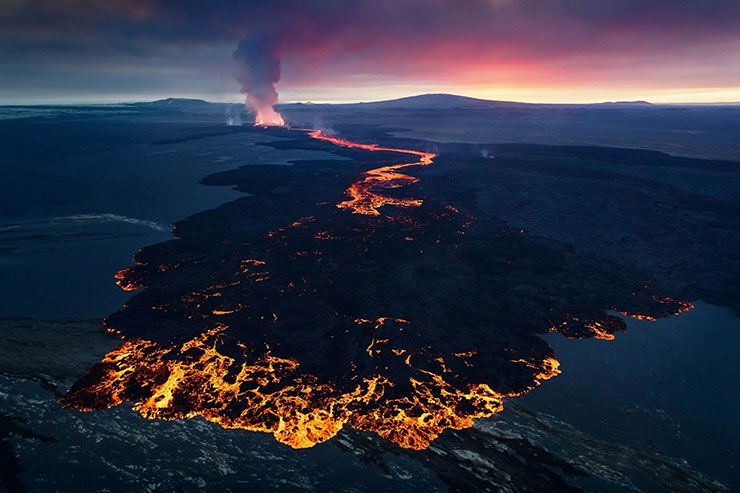 12. Một vụ phun trào núi lửa ở Holuhraun, Iceland chìm trong dung nham. Cảnh quan nhìn từ trên cao rất ngoạn mục.