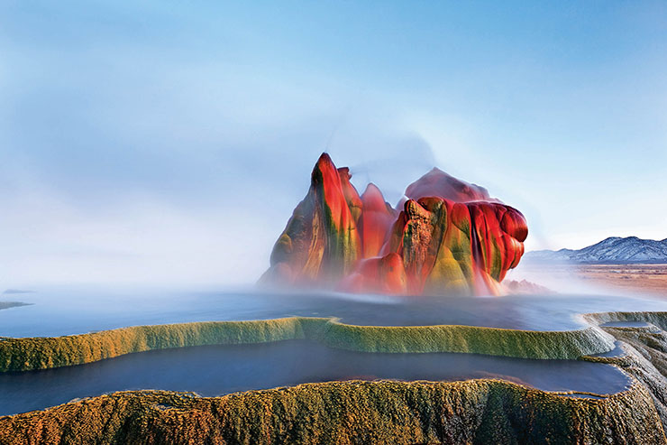 13. Fly Ranch Geyser là một “tác phẩm” do con người tạo ra ở Nevada. Nơi này hình thành do người ta miệng giếng không được đóng đúng cách vào năm 1964. Sau đó, suối nước nóng tự nhiên bên dưới trào ra, chứa nhiều khoáng chất canxi cacbonat đã tạo nên cảnh quan với nhiều sắc màu như thế này.
