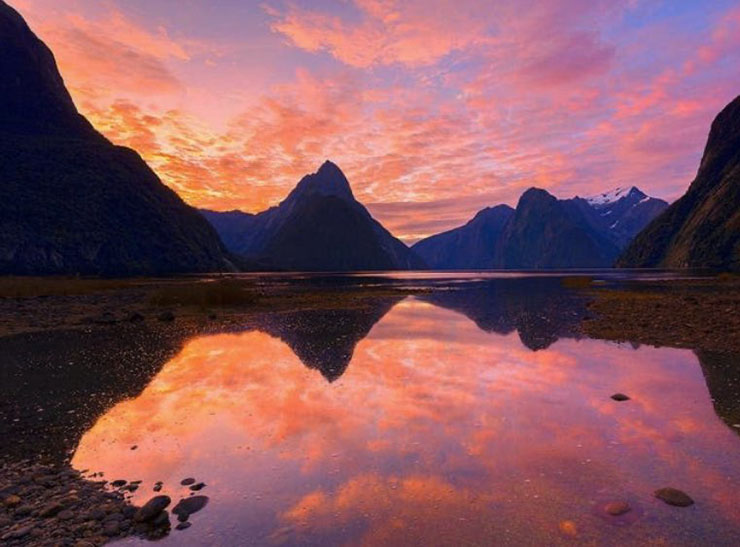 4. Mặt nước trong veo bên trong vườn Quốc gia Fiordland, New Zeanland phản chiếu bầu trời đỏ rực lúc hoàng hôn tạo nên khung cảnh đẹp tuyệt vời.
