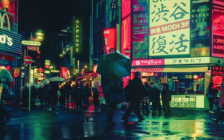 10. Tokyo về đ&ecirc;m trong một ng&agrave;y mưa mang n&eacute;t đẹp trầm buồn, chỉ cần lang thang v&agrave;i con phố, thưởng thức 1 t&ocirc; m&igrave; ramen n&oacute;ng hổi l&uacute;c nửa đ&ecirc;m, đ&oacute; l&agrave; một điều thực sự đ&aacute;ng mong chờ.
