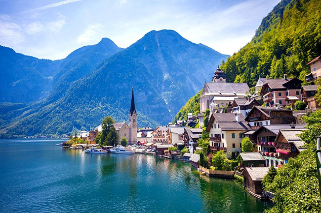 Hallstatt: Hallstatt l&agrave; một trong những ng&ocirc;i l&agrave;ng đẹp nhất ở &Aacute;o, đồng thời l&agrave; một trong những vi&ecirc;n ngọc lộng lẫy nhất ở ch&acirc;u &Acirc;u. Ng&ocirc;i l&agrave;ng nhỏ n&agrave;y đẹp đến mức được c&aacute;c doanh nh&acirc;n Trung Quốc m&ecirc; mẩn v&agrave; sao ch&eacute;p một ng&ocirc;i l&agrave;ng y hệt ở Trung Quốc.
