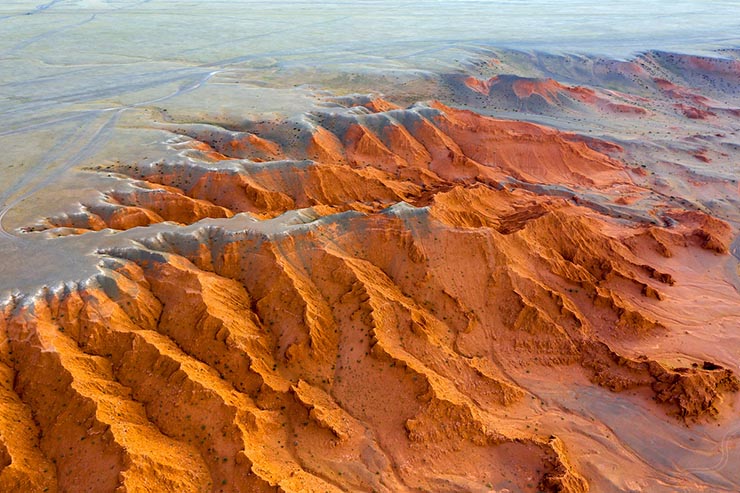 14. Sa mạc Gobi, Trung Quốc v&agrave; M&ocirc;ng Cổ

Sa mạc Gobi l&agrave; một sa mạc c&oacute; lượng mưa nhiều, nằm n&eacute;p m&igrave;nh dọc theo d&atilde;y Himalaya. Đ&acirc;y l&agrave; sa mạc lớn thứ 5 tr&ecirc;n Tr&aacute;i đất. N&oacute; x&acirc;m lấn c&aacute;c đồng cỏ liền kề nhờ sự x&oacute;i m&ograve;n đất được g&acirc;y ra bởi nạn ph&aacute; rừng v&agrave; biến đổi kh&iacute; hậu.
