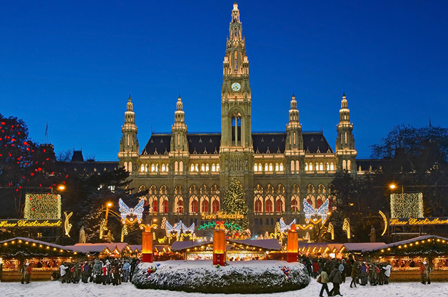 Chợ Gi&aacute;ng sinh ở Vienna: Nơi đ&acirc;y&nbsp;hằng năm đều g&oacute;p mặt trong danh s&aacute;ch c&aacute;c chợ Gi&aacute;ng sinh tuyệt vời nhất ở ch&acirc;u &Acirc;u. Đ&acirc;y cũng l&agrave; một trong những khu&nbsp;chợ Gi&aacute;ng sinh nổi tiếng đẹp v&agrave; truyền thống nhất, n&oacute; đ&atilde; biến Quảng trường T&ograve;a thị ch&iacute;nh th&agrave;nh một v&ugrave;ng đất cổ t&iacute;ch rực rỡ mỗi khi m&ugrave;a đ&ocirc;ng tới.
