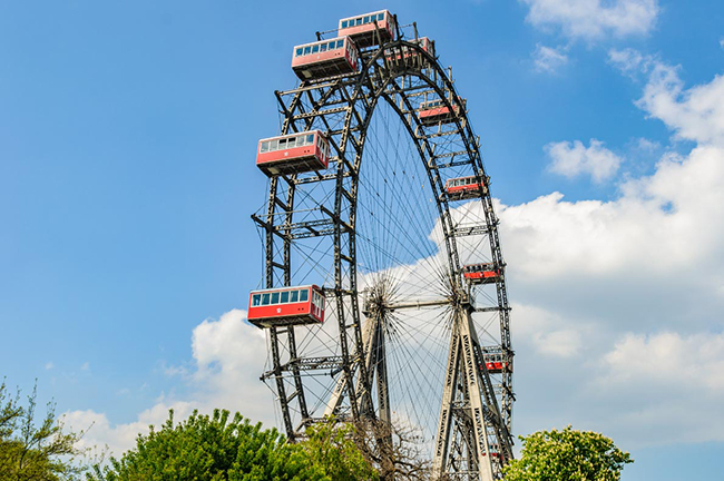 Đu quay khổng lồ ở Vienna: V&ograve;ng đu quay Vienna l&agrave; một trong những biểu tượng của thủ đ&ocirc; nước &Aacute;o v&agrave; n&oacute; được mở cửa tất cả c&aacute;c ng&agrave;y trong tuần từ 9 giờ s&aacute;ng đến 11 giờ 30 tối. Đ&acirc;y được coi l&agrave; đu quay cao nhất&nbsp;ch&acirc;u &Acirc;u v&agrave; l&agrave; một trong những điểm thu h&uacute;t ch&iacute;nh của Prater, c&ocirc;ng vi&ecirc;n giải tr&iacute; tr&aacute;ng lệ nhất Vienna.
