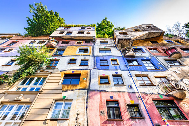Bảo t&agrave;ng Hundertwasser, Vienna: Đ&acirc;y l&agrave; một bảo t&agrave;ng rất nổi tiếng với mặt tiền của t&ograve;a nh&agrave; đầy ấn tượng. Trong bảo t&agrave;ng, bộ sưu tập Hundertwasser sẽ đưa bạn v&agrave;o một vũ trụ kỳ diệu đầy ngỡ ng&agrave;ng, nơi h&igrave;nh dạng v&agrave; m&agrave;u sắc trộn lẫn kh&ocirc;ng giới hạn.
