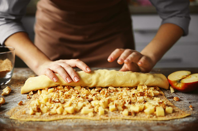 Tham gia lớp học nấu ăn Apfelstrudel, Salzburg:&nbsp;H&atilde;y học c&aacute;ch nấu m&oacute;n tr&aacute;ng miệng nổi tiếng nhất của Salzburg l&agrave; b&aacute;nh cuộn t&aacute;o. Du kh&aacute;ch sẽ được hướng dẫn bởi&nbsp;một chuy&ecirc;n gia, bậc thầy trong nghệ thuật l&agrave;m m&oacute;n b&aacute;nh hấp dẫn n&agrave;y.
