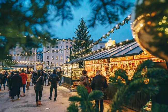 Chợ Gi&aacute;ng sinh Salzburg: Chợ Gi&aacute;ng sinh tr&ecirc;n Quảng trường Nh&agrave; thờ thực sự l&agrave; một khu chợ l&atilde;ng mạn với lịch sử l&acirc;u đời. Nguồn gốc của n&oacute; c&oacute; từ năm 1491, khiến n&oacute; trở th&agrave;nh khu chợ l&acirc;u đời nhất ở Salzburg.
