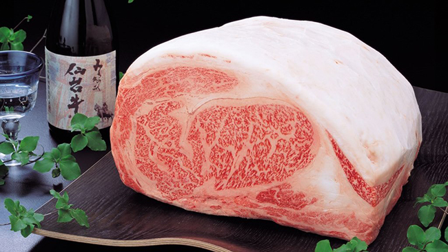 Kobe cũng l&agrave; nơi sản sinh ra loại thịt b&ograve; Kobe nổi tiếng thế giới. Những con b&ograve; n&agrave;y được cho ăn cỏ non, nghe nhạc giao hưởng, uống bia, massage để tạo ra thịt hảo hạng với gi&aacute; cao.
