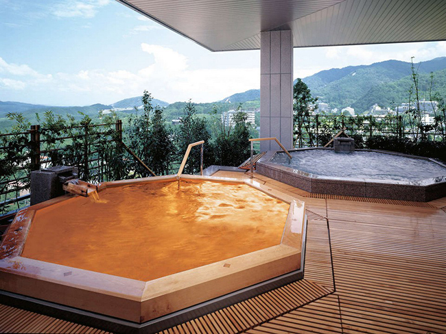 Arima Onsen l&agrave; một thị trấn nổi tiếng với nhiều suối nước n&oacute;ng (onsen) trong địa phận th&agrave;nh phố,&nbsp;nằm ở ph&iacute;a đối diện của n&uacute;i Rokko. Thị trấn nằm trong một v&ugrave;ng n&uacute;i tự nhi&ecirc;n, đủ gần Kobe v&agrave; Osaka để bạn c&oacute; thể dễ d&agrave;ng thực hiện một chuyến đi trong ng&agrave;y.&nbsp;
