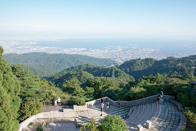 N&uacute;i Rokko l&agrave; đỉnh cao nhất trong d&atilde;y Rokko, mang lại khung cảnh xanh m&aacute;t dễ chịu cho to&agrave;n bộ th&agrave;nh phố Kobe. Từ tr&ecirc;n đỉnh n&uacute;i, bạn c&oacute; thể ngắm nh&igrave;n to&agrave;n cảnh v&ugrave;ng Hanshin đ&atilde; đ&ocirc; thị h&oacute;a phần lớn (bao gồm cả Kobe v&agrave; Osaka), v&agrave; cảnh ho&agrave;ng h&ocirc;n tuyệt đẹp từ tr&ecirc;n cao.
