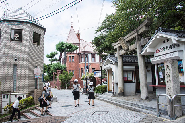 Sau khi cảng được mở cửa v&agrave;o năm 1868, Kobe đ&atilde; trở th&agrave;nh nơi tập trung của nhiều kh&aacute;ch du lịch v&agrave; doanh nh&acirc;n nước ngo&agrave;i, v&igrave; vậy cảnh quan của th&agrave;nh phố Kobe rất đặc trưng. Đ&oacute; l&agrave; l&yacute; do tại sao Kobe l&agrave; một th&agrave;nh phố biểu tượng với phong c&aacute;ch phương T&acirc;y.
