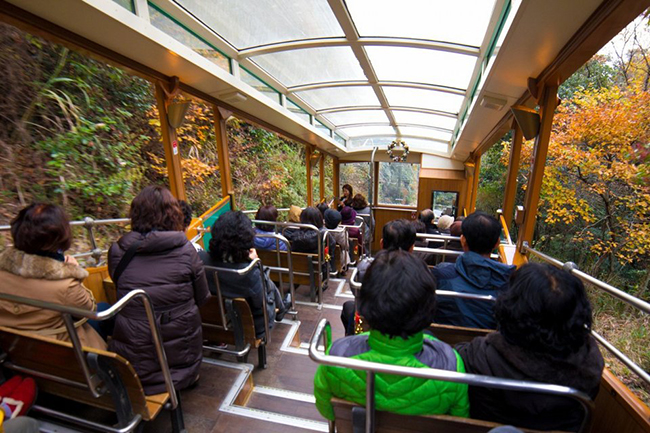 Th&agrave;nh phố Kobe nằm ở ph&iacute;a nam của Nhật Bản. Do đ&oacute;, thời tiết v&agrave; kh&iacute; hậu ở Kobe c&oacute; phần ấm &aacute;p v&agrave; dễ chịu hơn so với c&aacute;c th&agrave;nh phố kh&aacute;c nằm ở ph&iacute;a Bắc. M&ugrave;a đ&ocirc;ng kh&ocirc;ng qu&aacute; lạnh v&agrave; kh&ocirc;ng c&oacute; tuyết. Tuy nhi&ecirc;n, v&agrave;o m&ugrave;a h&egrave;, nhiệt độ kh&aacute; cao, rất n&oacute;ng, hơn nữa lại thường xuy&ecirc;n c&oacute; mưa, do vậy du kh&aacute;ch kh&ocirc;ng n&ecirc;n đến Kobe v&agrave;o m&ugrave;a h&egrave;.&nbsp;
